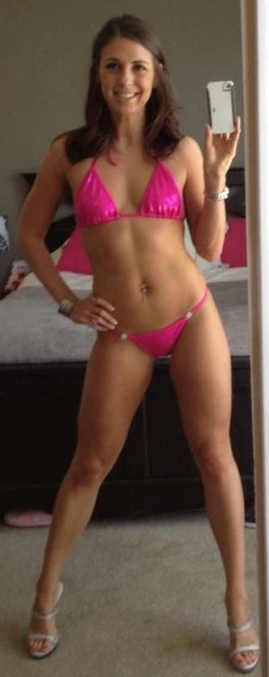 Any chick with an amazing body like that should always be taking pics.