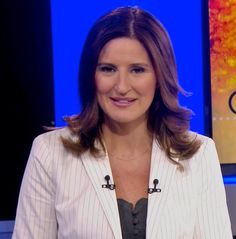 Cindy Royer (cheffe d'antenne; elle a précédé l'injection massive de poupounes au service des nouvelles de ''la Tv déZémotions'')