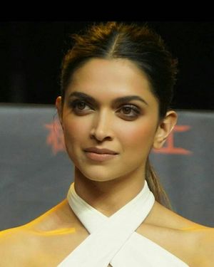 Kiss me deepika