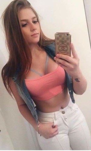 Damn this chick is hot.