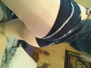 Big booty takes selfie