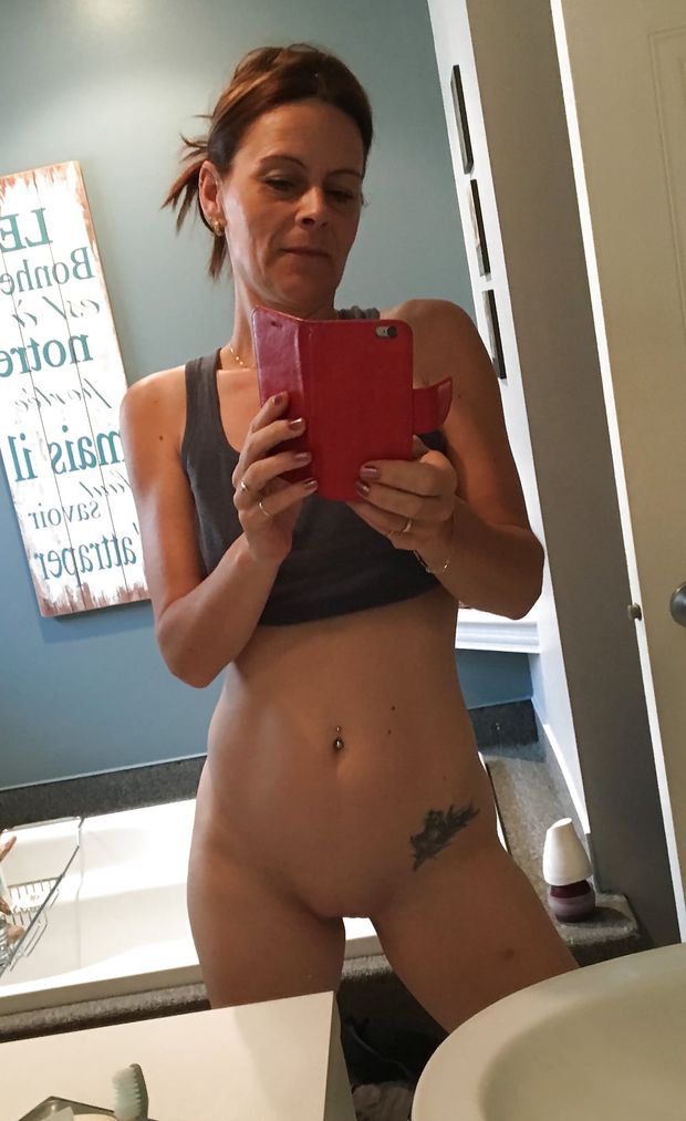 Sexy milf whit amazing shaved pussy