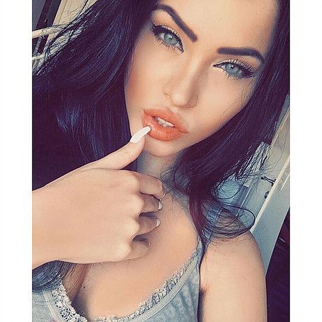 at Claudia Alende