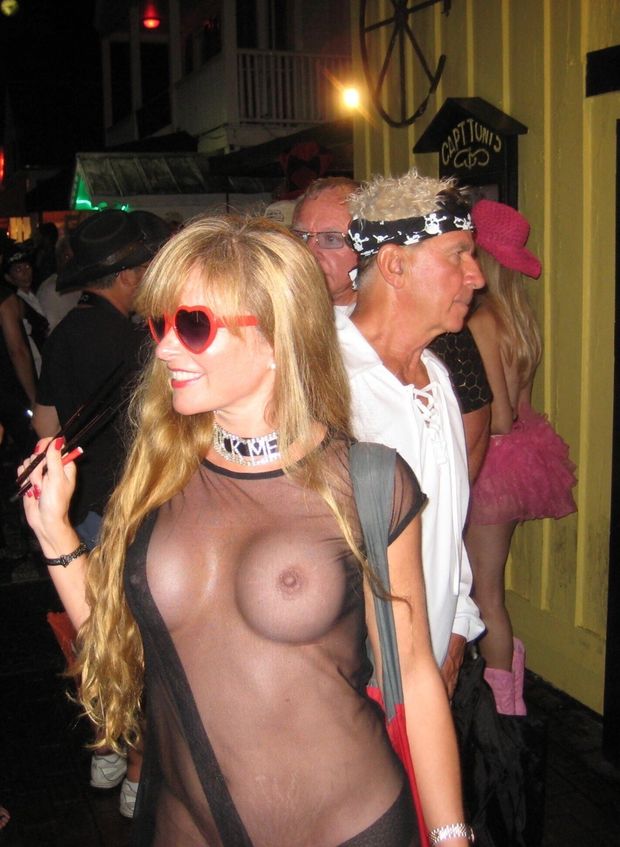 Great party outfit with a "fuck me" collar.