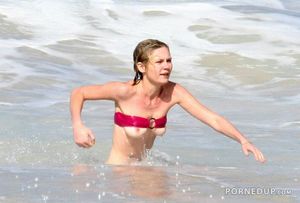kirsten dunst titty slip