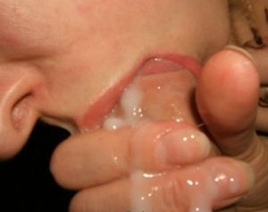 regarde comme je lui ai vidé les couilles , chéri