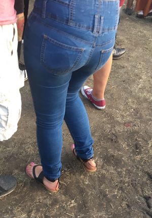Teen ass at music fest