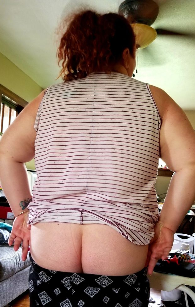 BBW flashing her ass
