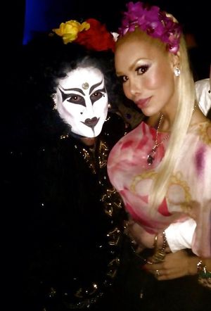 Lulu De Rooij is partying it up once again with friend in white face paint - SGB tranz