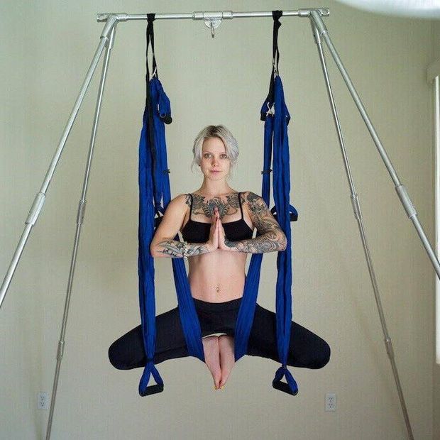 Pareidolia Suicide doing a fitness streaching thiing with her fem body - SGB