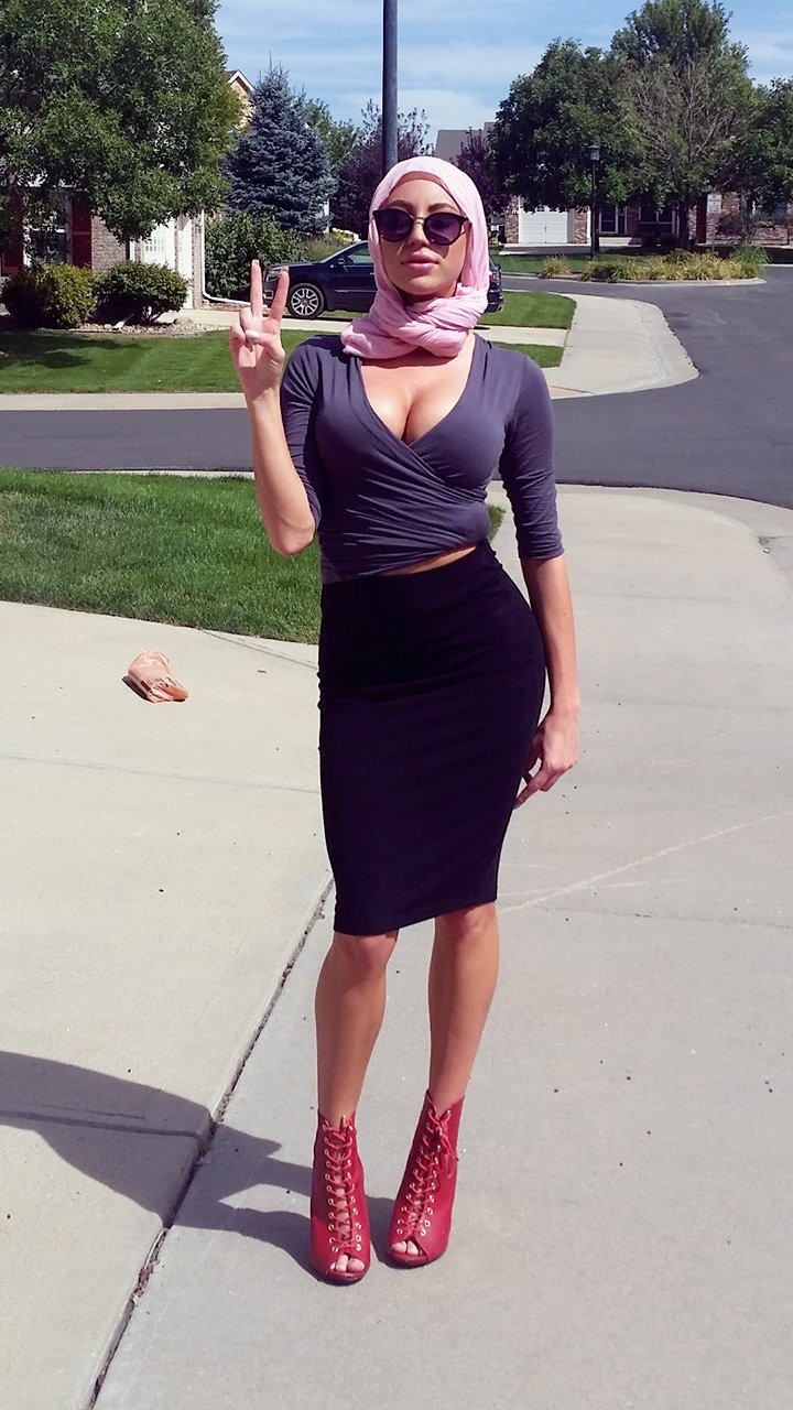 Arab hijab boobs