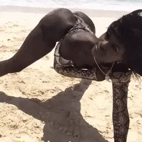Hot black babe make ass shaking at the sea