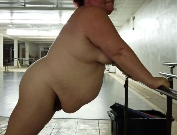 BBW leaning letting her belly hang down