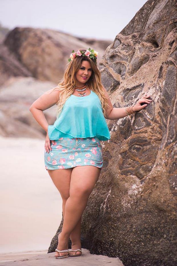 Amateur Thick Hottie In Tight Short Skirt