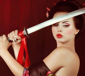 Schöne Geisha im Kimono mit Samurai-Schwert Standard-Bild - 25613077