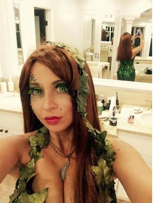 Heinrichina Von Schellendorf is Bimbo on a rampage as Poison Ivy w/ cleavage & green eyes on top to do lessons in cosplay - SGB