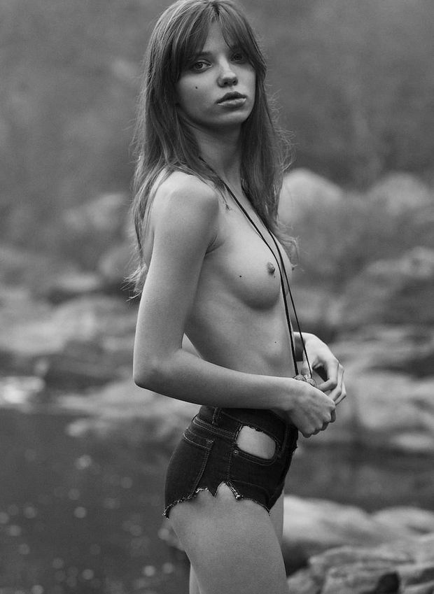 Beautiful hottie posing outdor