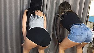 Mãe e filha se divertindo