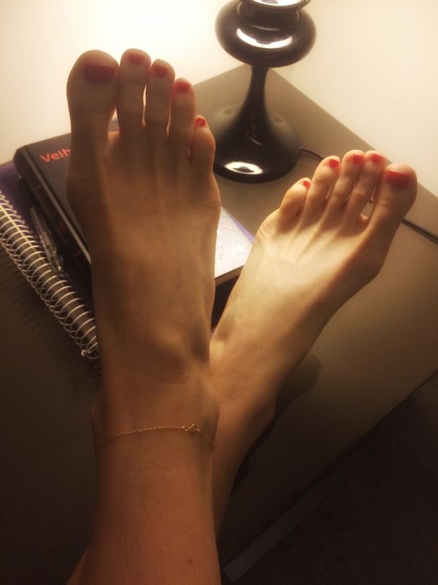 Hotwife feet with anklet