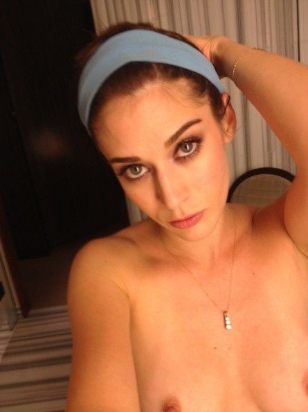 Lizzy Caplan 1