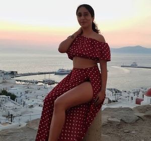 Afghan babe Shows Sexy Body