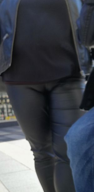 Shiny pants cameltoe, blurry