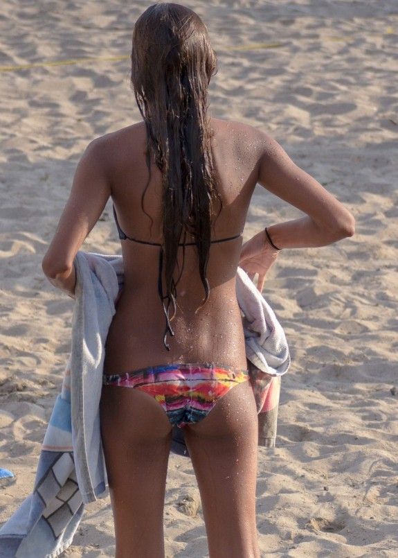 Teen Bikini Ass 001-1