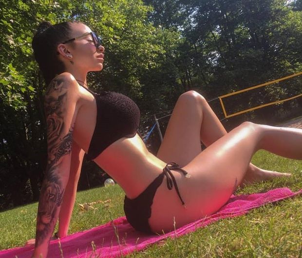 Wet Legs MgGee sits down to be the super model w/ a small arsenal of pornstar sex - SGB wettt