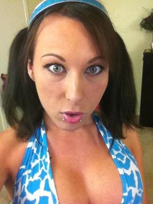 Ventura Slutson gives you the stare w/ her cleavage out, the cutest big wide eyed look & just so sooo chipmunk cute - SGB tranz hff eye