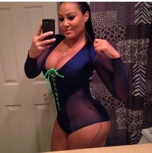 Curvy amateur babe takes sexy cle3avage shirt