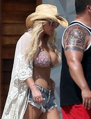 Jessica Simpson big tits and flat stomach