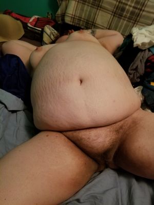 BBW nude on bed