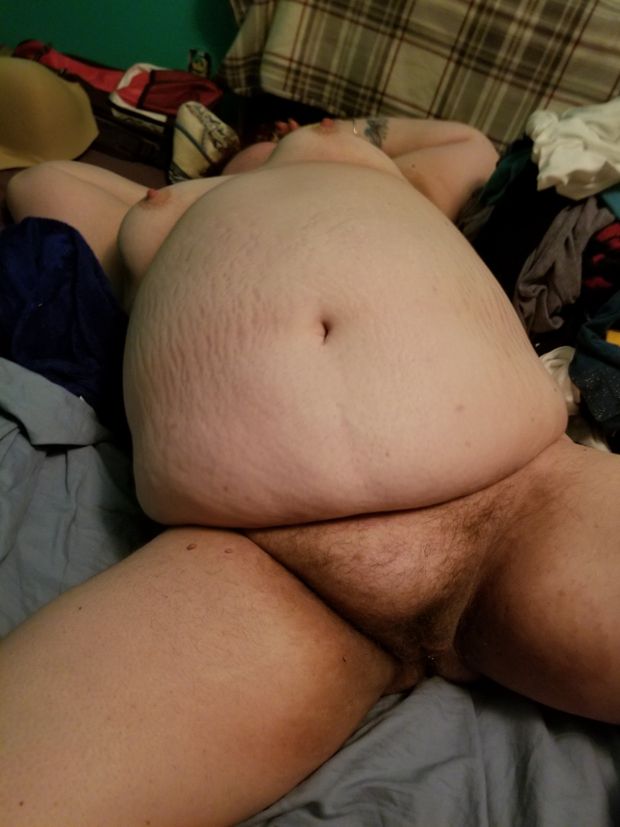 BBW nude on bed