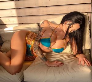 Bimbo rocks her hood of her feminine frenulum glands like queen Ailén in bikinie - SGB