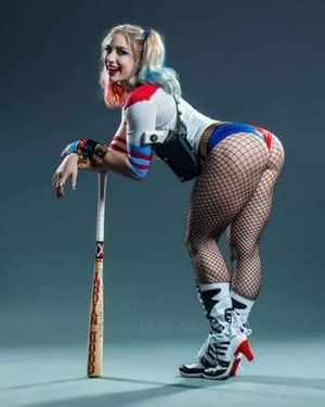 Alyssa Loughran como Harley Quinn