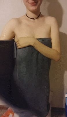 Raspakhnula polotentse pokazav tit'ki i pisyu