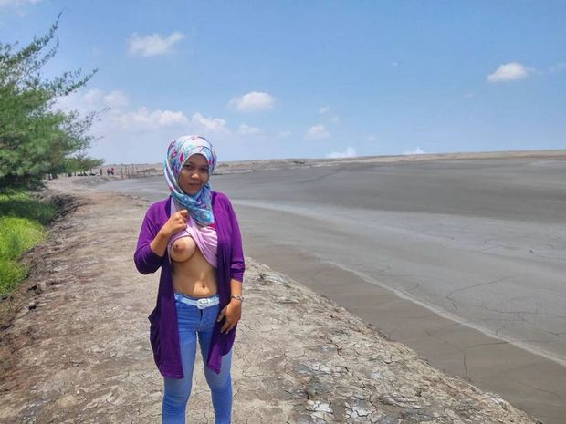 foto porno cewek berjilbab cantik binal kasih lihat toket gede outdoor