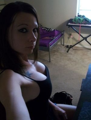 Transessualità Amateur Slut Ventura Slutson è una scollatura transessualita con grandi tette cleavage from the middle of Western Kansas- SGB