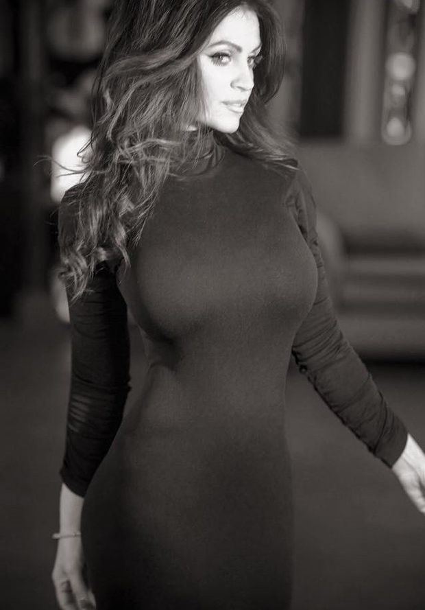 Denise Milani este un model românesc clasic din România pentru a sărbători corpul ei curbat și țâțe mari mari - SGB curvv milff