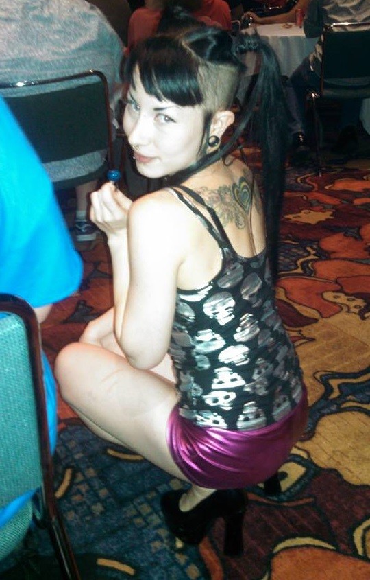 Goth bimbo Paraquat Suicide squats to hide