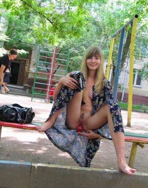 these woman loves to show themselfs in public (30 pics)