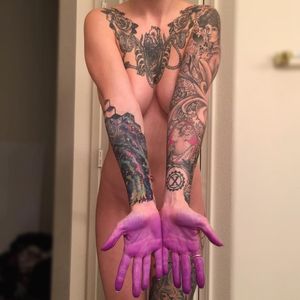 Pareidolia Suicide is headless goth slut with cool tattoos tatŵau rhywiol model gwydr amgen pennyarcher gwenyn cawscasaidd - SGB ta2