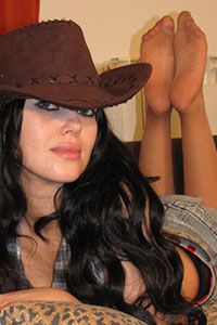 Cowgirl cosplayer shows her feet in pantyhose