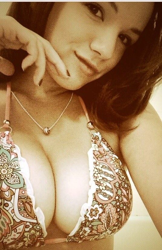 Shae Summers / Shay Summer shows her wonderful giant cleavage super model