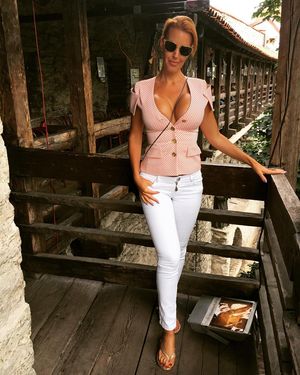 Slim babe @Honeyhair_model with huge tits