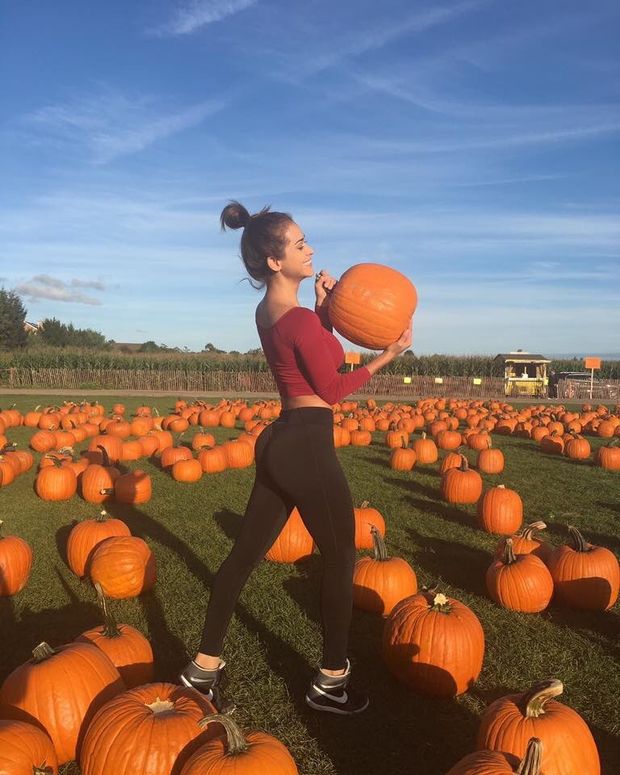 If she had orange leggings on I bet her ass could pass as a pumpkin!