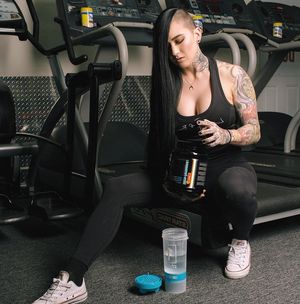 Fitness Model Genevieve Zitricki has a large cleavage como una súper modelo sexy con cabello largo alternativo y cabeza afeitada - SGB cooll