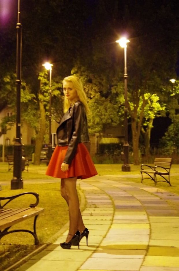 Sexy blonde posing night in the park in sexy outfit