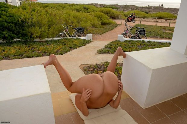 Spread ass in the air