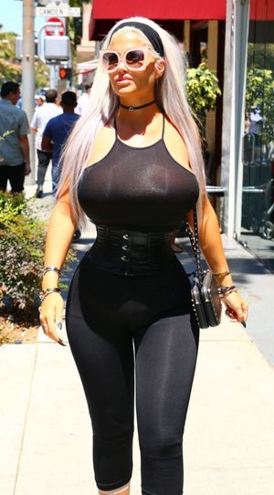 Sophia Wollersheim's incredible waist to bust ratio *-*